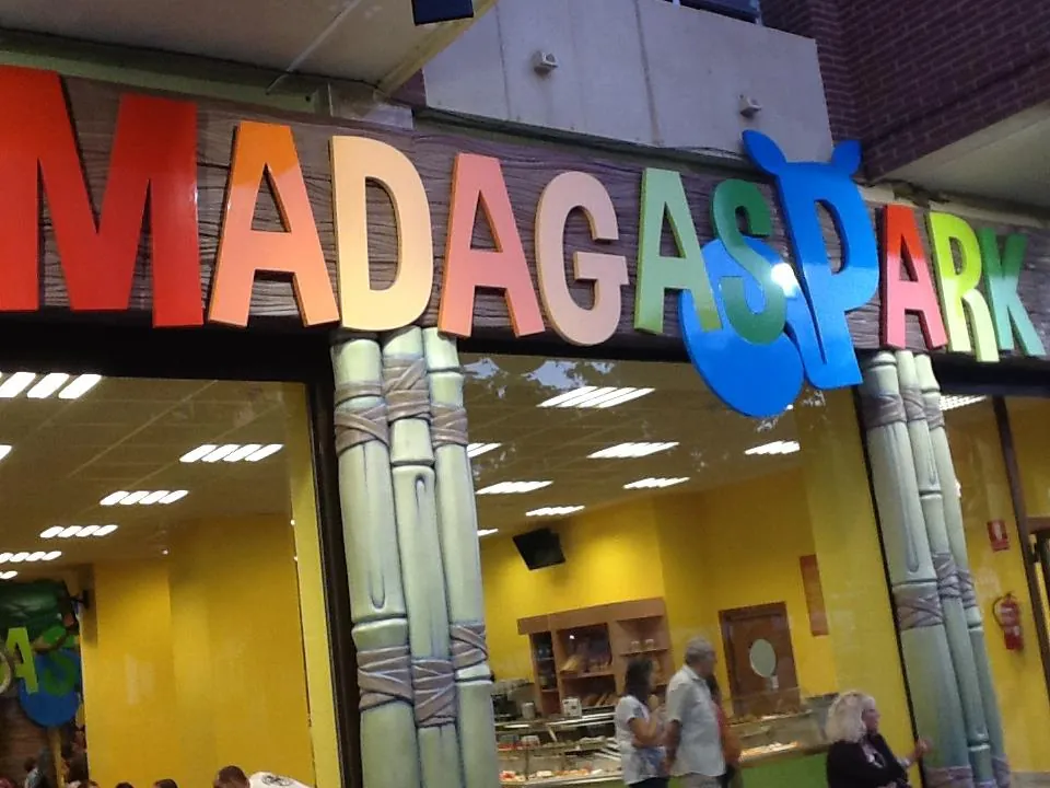 Theming and decoration of indoor playgrounds